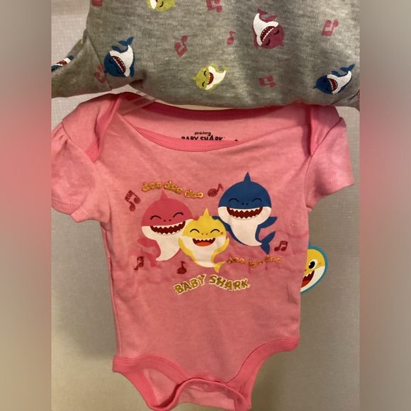 New Baby Shark Onesie Girls 6 to 9 Months 2 Pieces Pink Grey Bodysuit - Picture 4 of 12